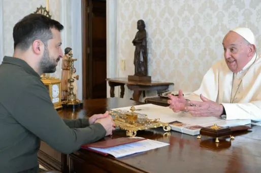 Zelensky arrivé au Vatican pour rencontrer le pape avant de s'envoler pour Berlin