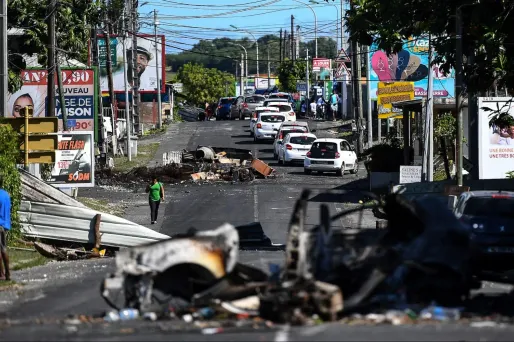 Guadeloupe : plusieurs barrages érigés dans la nuit, trois interpellations
