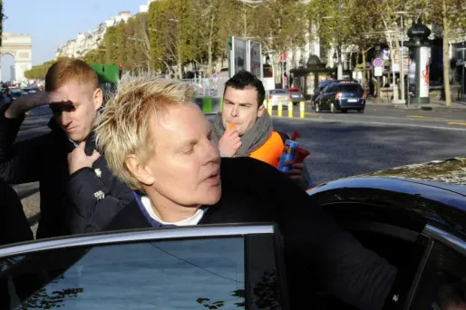 Mike Jeffries, PDG d'Abercrombie & Fitch, quittant le magasin de l'avenue des Champs Elysées à Paris, le 27 octobre 2012.
