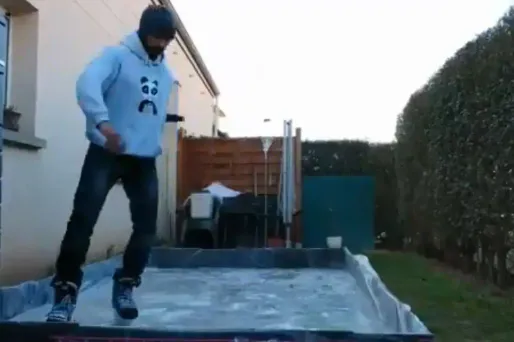 La patinoire faite maison mesure 4 x 2 mètres pour une profondeur de 20 cm.