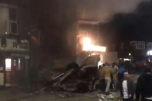 Un immeuble a été soufflé par la puissance de l'explosion.