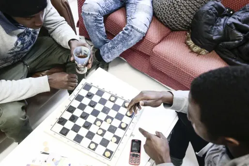 Après leur nuit passée dehors par - 2, ils peuvent ainsi prendre un café, faire une partie de baby-foot et écouter un peu de musique.