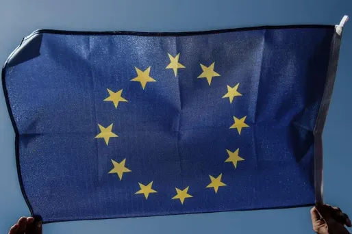 Le texte prévoit aussi de nouvelles règles controversées de répartition du temps de parole pour la campagne audiovisuelle officielle pour les européennes.