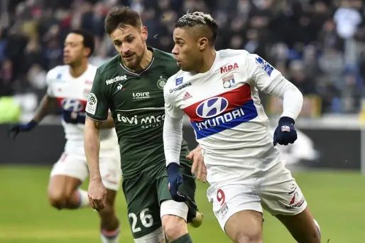 Mathieu Debuchy et Mariano Diaz lors de ASSE-OL (1280x640) ROMAIN LAFABREGUE / AFP