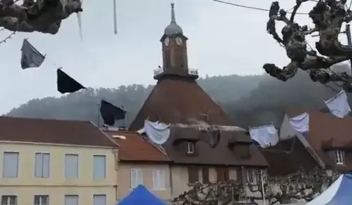Les élèves d'une classe de 4e du collège Notre-Dame-de-Poligny sont à l'origine des guirlandes de slip.