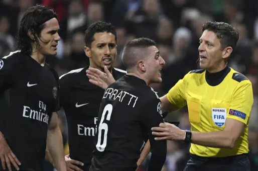 Marco Verratti et l'arbitre de Real-PSG (1280x640) CHRISTOPHE SIMON / AFP