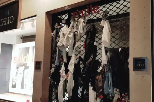 Les vêtements ont été accrochés aux grilles du magasin par des passants.