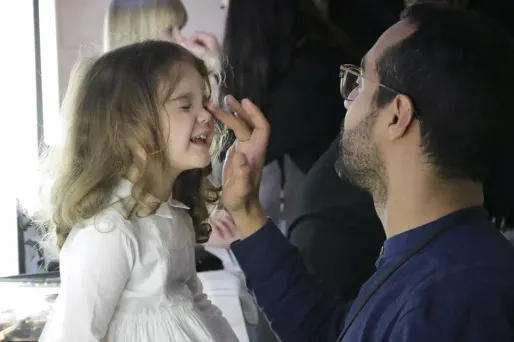 Des substances chimiques jugées nocives auraient ainsi été retrouvées dans du maquillage pour enfants. (Illustration)