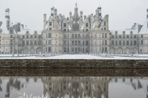 Des feux sont allumés chaque jour dans quatre cheminées du château à la mauvaise saison.