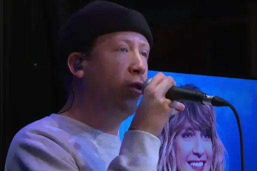 Eddy de Pretto interprète en live "Fête de Trop" dans Bonjour la France