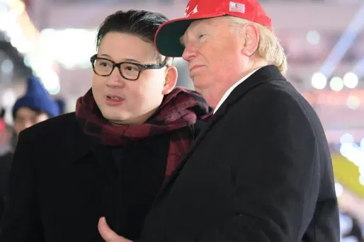 Les deux sosies ont déambulé et posé pour des photos dans les rues de Pyeongchang.