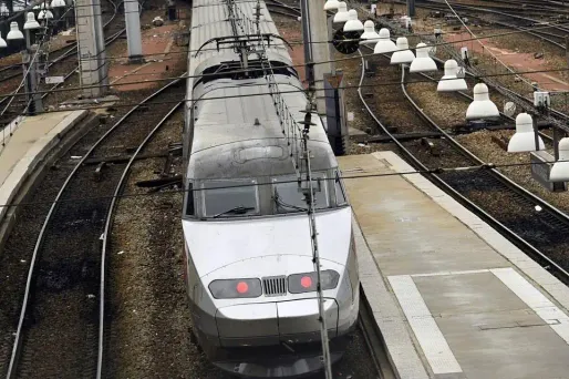 Le septuagénaire voulait récupérer sa sacoche oubliée dans le train.