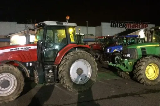 Deux barrages ont été mis en place par des agriculteurs mardi matin (image d'archives)
