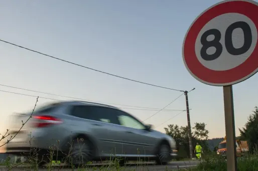 L'abaissement de la vitesse maximale autorisée à 80 km/h n'est pas efficace, selon une association.