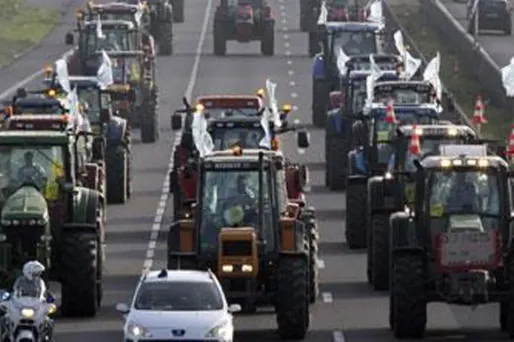 Une cinquantaine de tracteurs bloquent les accès à la ville d'Auch (image d'illustration)