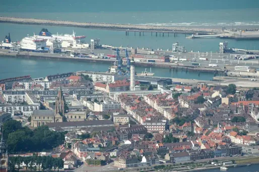 Calais : des conteneurs et des hangars ouverts pour les migrants en raison du froid