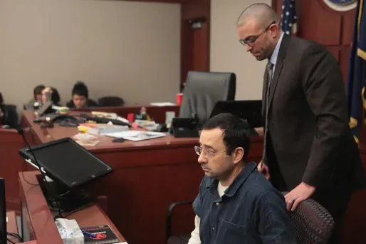 Larry Nassar est accusé d'avoir agressé sexuellement au moins 265 jeunes femmes pendant vingt ans.