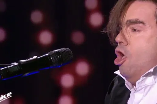 En jean, baskets et queue de pie, il a livré au piano une interprétation toute particulière de la chanson pour enfants.