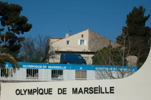 Les malfaiteurs se sont introduits par effraction dans les vestiaires du centre, a précisé cette source, confirmant une information de la Provence.