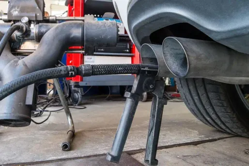 Volkswagen, BMW, Daimler et l'équipementier Bosch affrontent deux affaires distinctes mais révélées quasi-simultanément, impliquant toutes deux un organisme de recherche qu'ils finançaient.