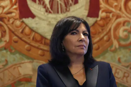 La maire de Paris se dit en accord avec le gouvernement sur cette décision.