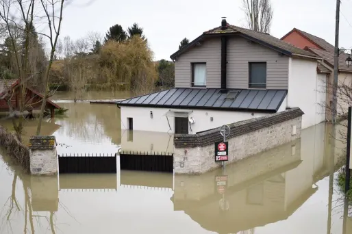 La décrue laisse derrière elle des dégâts considérables dans les zones inondées.