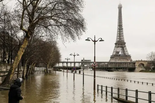 Le niveau de la Seine continue d'augmenter et pourrait atteindre à Paris un pic de 6,20 mètres samedi.