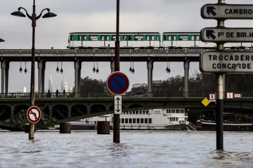 Samedi la Seine a continué à lentement monter à Paris. Le pic de crue est prévu en toute fin de week-end.