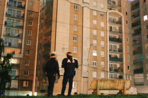 Après l'intervention de renforts, cinq personnes ont été interpellées et placées en garde à vue au commissariat de Corbeil-Essonnes.