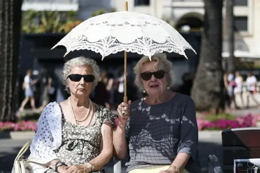 Selon le dernier bilan démographique de l'Insee, l'espérance de vie à la naissance est restée stable pour les femmes par rapport à 2016, à 85,3 ans.