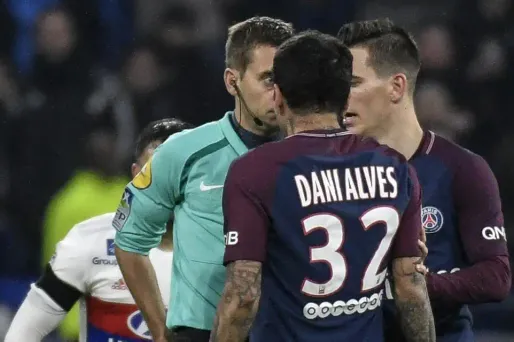 Le joueur a été exclu du terrain dimanche soir après son geste contre l'arbitre.