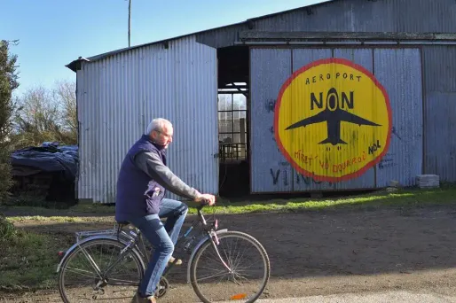 Le Premier ministre Édouard Philippe a donné jusqu'au printemps aux occupants illégaux pour quitter les lieux, sous peine de recours à la force publique.