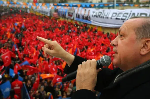 Les mises en garde d'Erdogan surviennent alors que l'armée turque a entamé dimanche une offensive contre une milice kurde, en Syrie.