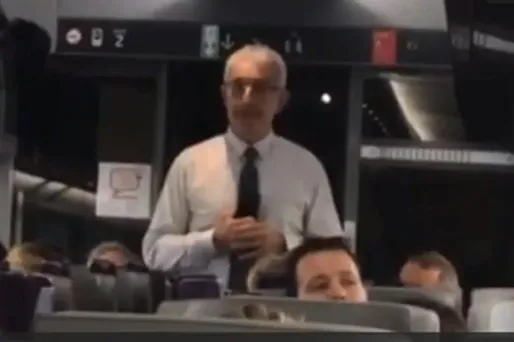 Le PDG de la SNCF Guillaume Pépy s'adresse aux passagers bloqués dans un TGV