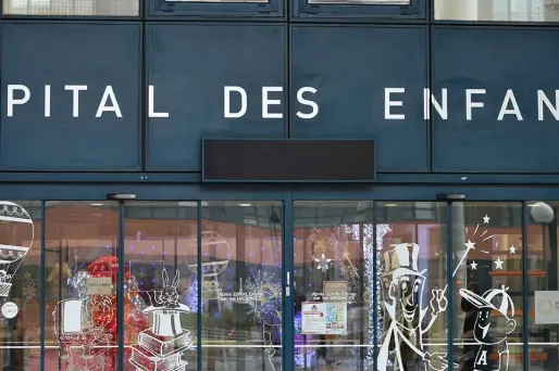 Tizio est hospitalisé en raison d'une pathologie qui nécessite des soins constants.