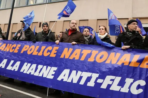 "Le Premier ministre se trompe en balayant d'un revers de main tout dispositif permettant de protéger les policiers de ceux qui les agressent !", a déclaré le secrétaire général adjoint d'Alliance.