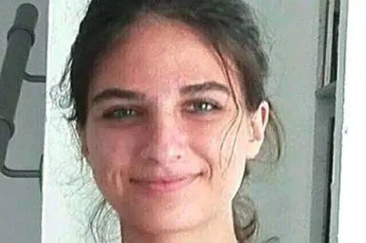 Selon la description fournie par la police, la jeune fille mesure 1,80m, a les yeux clairs et les cheveux châtains coupés au carré.