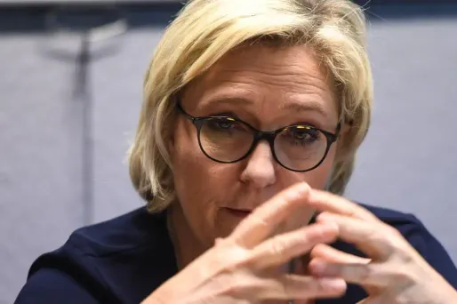 Marine Le Pen souhaite une modification législative pour mieux protéger les policiers.