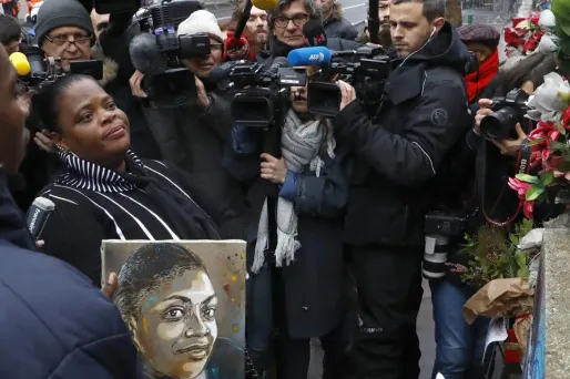 En 2017, la maman de la policière municipale et le frère de cette dernière (de dos), lors d'une cérémonie commémorative à Montrouge.