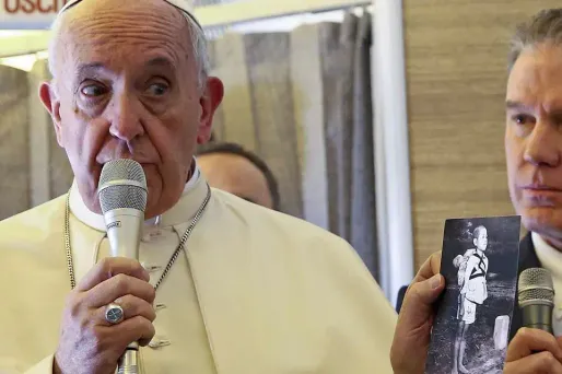 Le pape a montré une photo d'un enfant japonais portant sur le dos son petit frère tué par la bombe nucléaire à Nagasaki.
