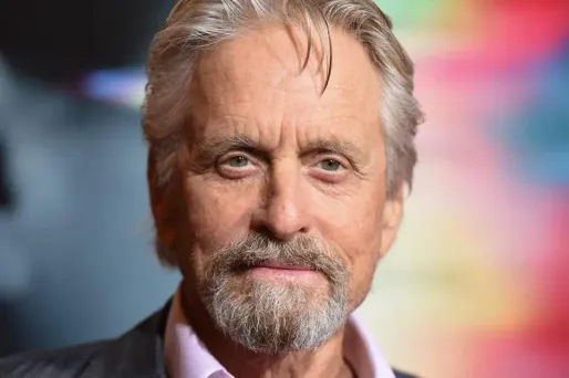 Michael Douglas, 73 ans, se retrouve à son tour visé par des accusations de harcèlement sexuel.