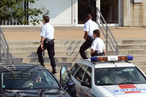 C'est en enquêtant sur des véhicules volés que les policiers ont finalement interpellé trois jeunes hommes en possession d'une énorme somme d'argent. (Photo d'illustration)