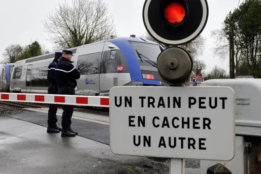 La conductrice et sa fille de 16 ans ont tout juste le temps de quitter la voiture avant que le TER ne la percute (image d'illustration).
