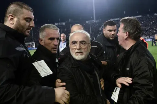 Le championnat grec de football avait été suspendu à la suite de l'irruption sur le terrain, arme à la ceinture, du président du PAOK Salonique.