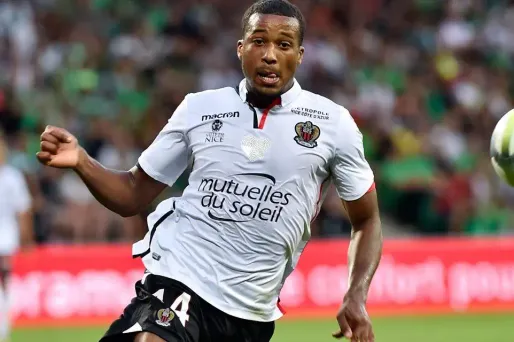 Alasanne Plea a décidé de faire un beau geste en dehors des terrains.