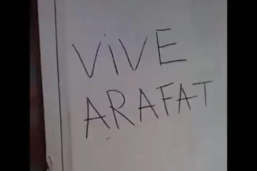 Une vidéo diffusée sur le compte Twitter de l'association montre d'autres tags que celui-ci, tels "local sioniste raciste anti-goy" et "Palestine vaincra".