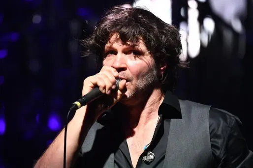 "Pour mettre fin à toutes les polémiques et faire cesser les pressions sur les organisateurs, j'ai décidé de retirer notre projet de tous les festivals d'été", a déclaré Bertrand Cantat.