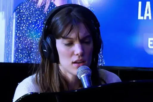 Charlotte Cardin chante "Main Girl" en live dans Bonjour la France