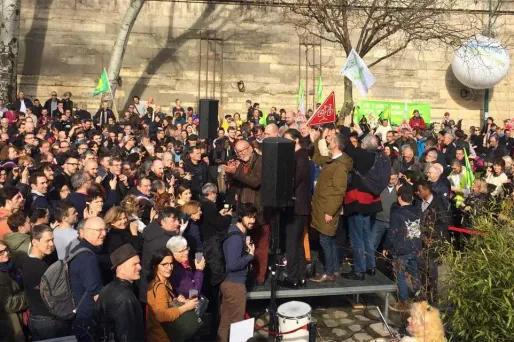 Des centaines de Parisiens rassemblés sur les berges pour qu'elles restent piétonnes