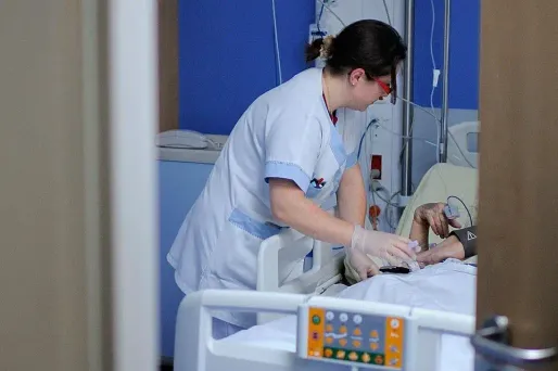 Le gouvernement souhaite former des infirmiers en pratique avancée (IPA) dès la rentrée de septembre pour lutter contre les déserts médicaux.